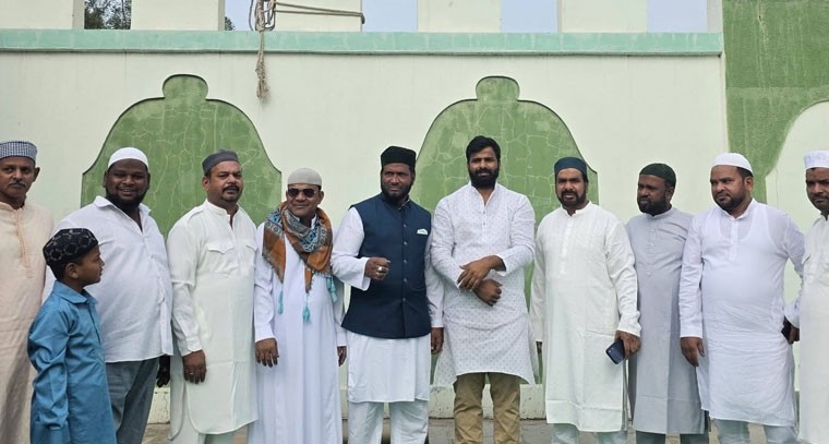 ముస్లిం సోదరులతో కలిసి ప్రత్యేక ప్రార్థనల్లో పాల్గొన్న బీఆర్‌ఎస్ నాయకులు ఐలాపూర్ మాణిక్ యాదవ్ 