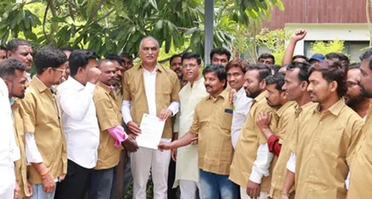 వారిని రూ.10 లక్షల ఆర్థిక సాయం చేయాలి: హరీశ్