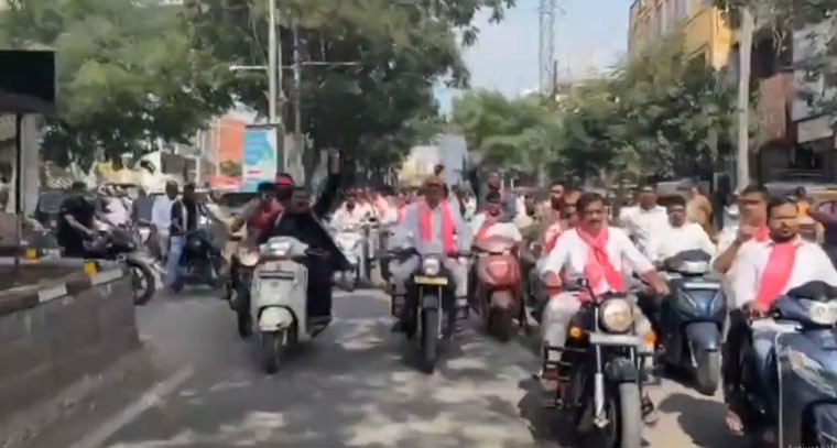 దీక్షా దివస్ సందర్భంగా సిద్దిపేటలో జరిగిన భారీ బైక్ ర్యాలీలో పాల్గొన్న హరీష్ రావు