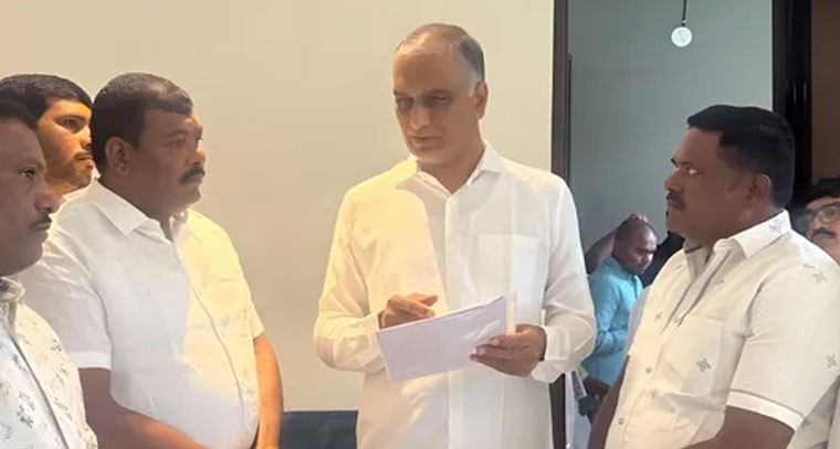 మాజీ మంత్రిని కలిసిన గుమ్మడిదల నాయకులు