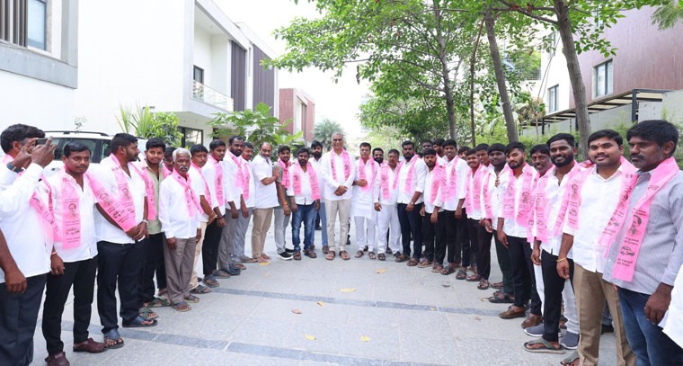 బీఆర్ఎస్ పార్టీలో భారీగా చేరిన క్యాసారం గ్రామ కాంగ్రేస్ నాయకులు