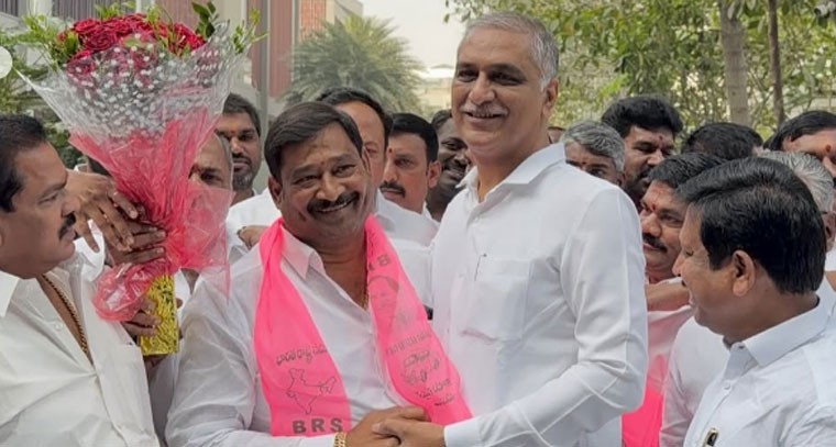 మాజీ మంత్రి హరీష్ రావు గారి సమక్షంలో బిఆర్ఎస్ లో చేరిన నందారం నరసింహా గౌడ్