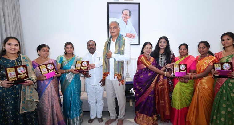 హరీష్ రావు  అన్న గారి చేతుల మీదగా విజేతలకు బహుమతులు 