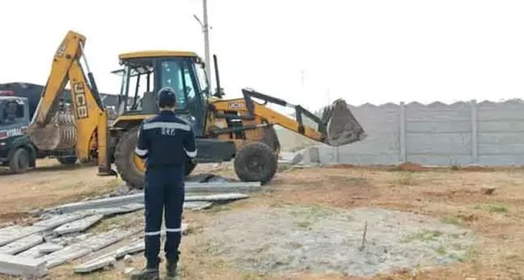 పార్కు స్థలం కబ్జా: హైడ్రా అధికారుల కూల్చివేత