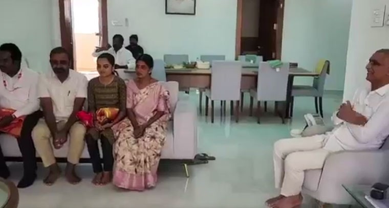 పేద విద్యార్థిని చదువు కోసం ఇంటిని తనఖా పెట్టిన హరీశ్ రావు