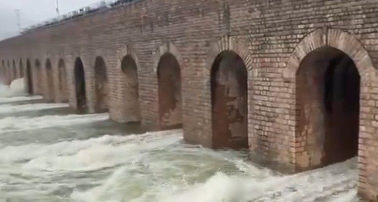 హిమాయత్ సాగర్ రిజర్వాయర్ 9 గేట్లు ఎత్తిన జలమండలి అధికారులు