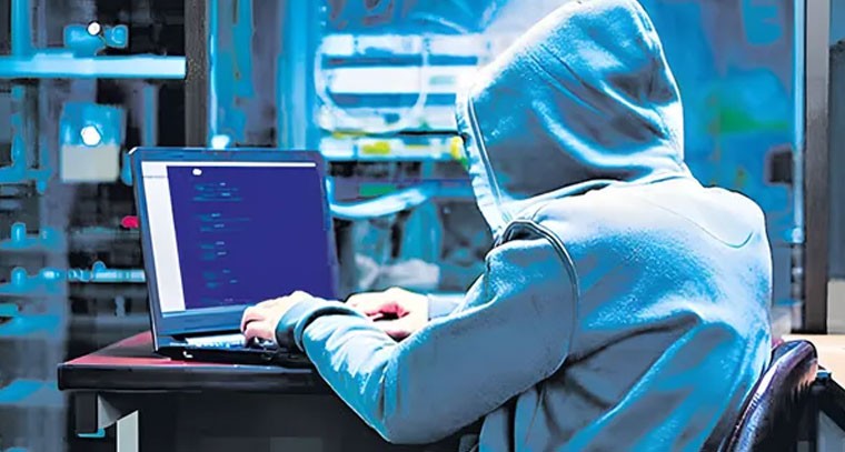 డాక్టర్ ఫోన్ హ్యాక్.. రూ. 5 లక్షలు వసూలు