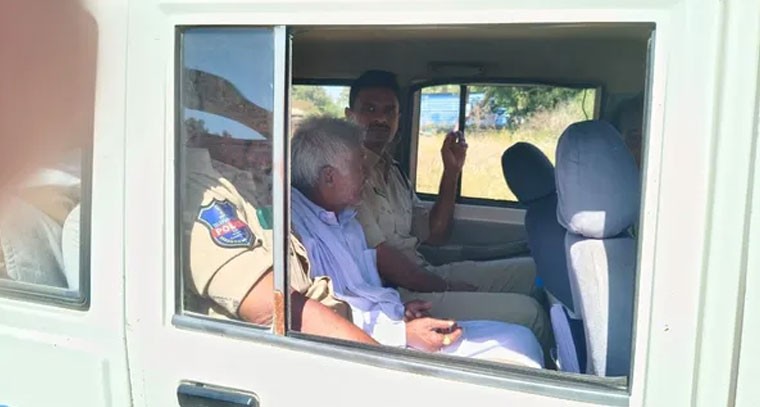 మద్యం మత్తులో బ్యాలెట్ పేపర్లను మింగిన ఓటర్