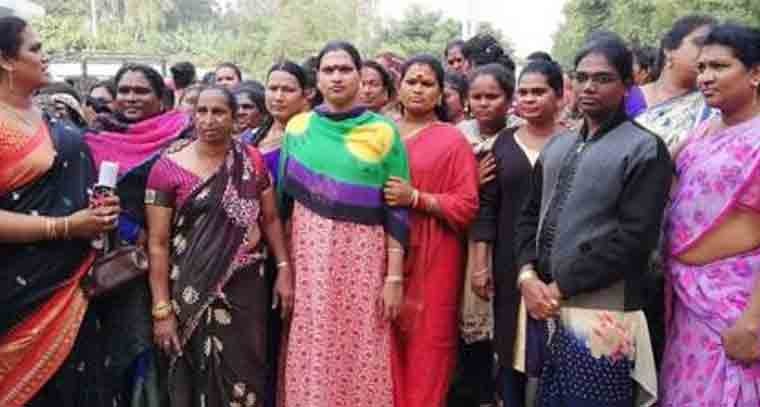 కొత్త ఇల్లు ప్రారంభోత్సవంలో తగిన సొమ్ములు ఇవ్వలేదని యజమానిపై దాడికి పాల్పడిన హిజ్రాలు 