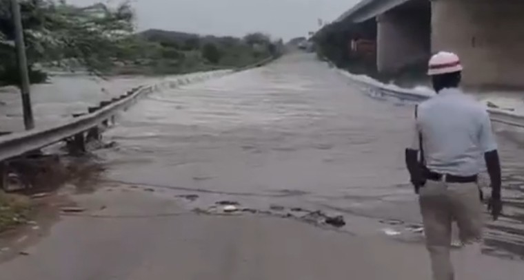 హిమాయత్‌సాగర్‌ గేట్లు ఎత్తివేత: రాజేంద్రనగర్‌ రోడ్డు మూసివేత