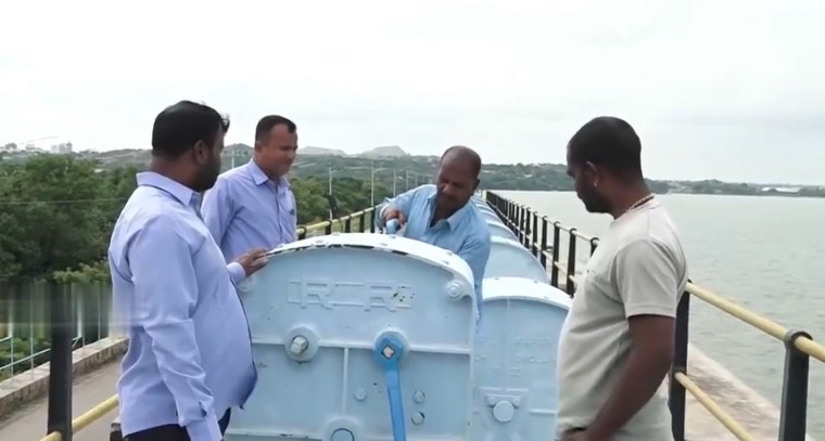 హిమాయత్ సాగర్⁬కు పోటెత్తిన వరద.. 4 గేట్లు ఎత్తివేత