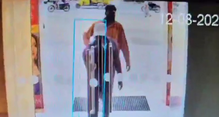 ఖ‌జానా జ్యువెల‌ర్స్‌లో కాల్పులు.. వెలుగులోకి సీసీటీవీ దృశ్యాలు