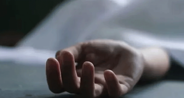 13 ఏళ్ల కొడుకు ముందే ఉరేసుకున్న తల్లి