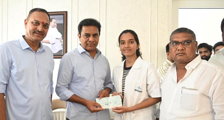 కేటీఆర్ చేతుల మీదుగా మెడికల్ విద్యార్థులకు ఫీజు చెక్కుల పంపిణీ