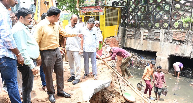 చింత‌ల‌బ‌స్తీలో నాలాను ప‌రిశీలించిన హైడ్రా క‌మిష‌న‌ర్‌