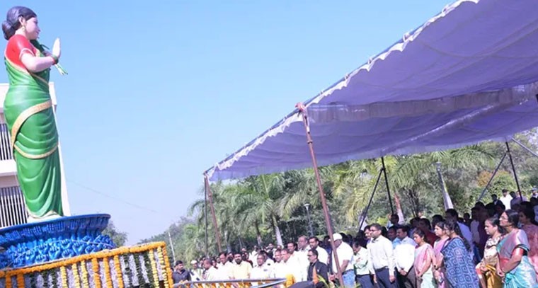 ఆత్మగౌరవం ప్రతిబింబించేలా తెలంగాణ తల్లి విగ్రహం: కలెక్టర్