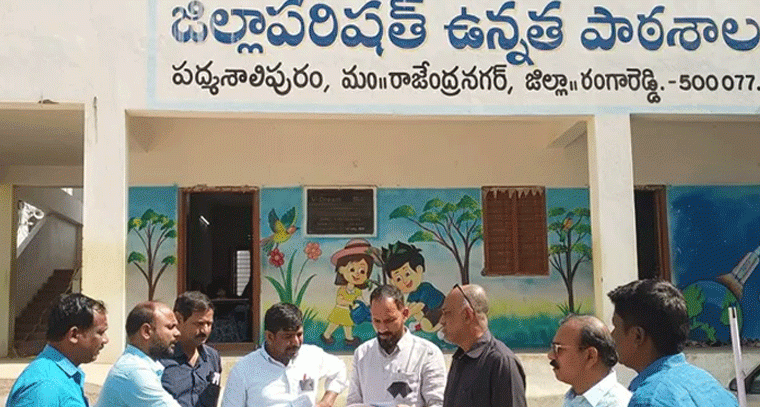 నల్ల బ్యాడ్జీలు ధరించి ఉపాధ్యాయుల నిరసన