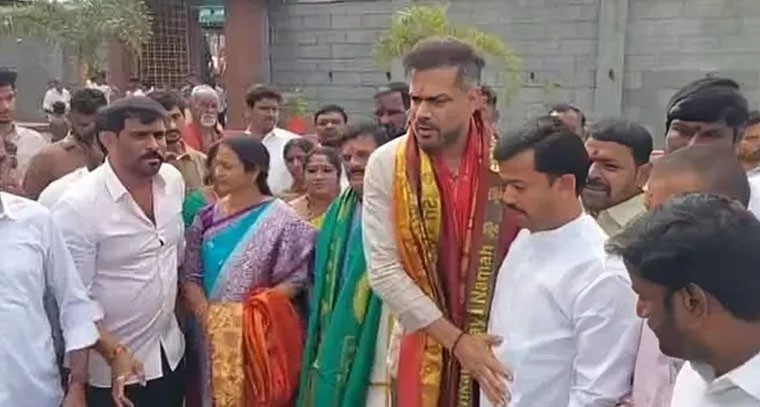 కాంగ్రెస్‌కు షాక్… గులాబీ గూటికి మాజీ మేయర్