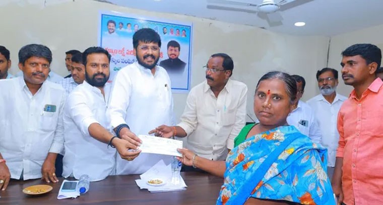 కళ్యాణ లక్ష్మి, షాదీ ముబారక్ చెక్కులను అందజేసిన ఎమ్మెల్యే