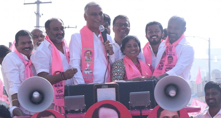 బీఆర్ఎస్ ఆధ్వర్యంలో నిర్వహించిన రోడ్‌షో ... కార్యక్రమంలో మాజీ మంత్రి  తన్నీరు హరీష్ రావు