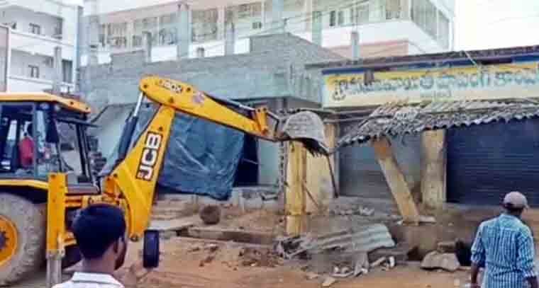 పేదవాళ్ల ఇళ్లపై హైడ్రా రెచ్చిపోతుంది 
