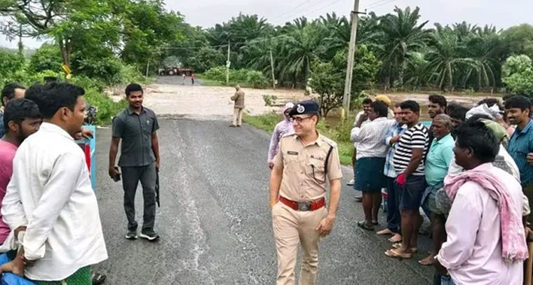 పగిడేరు వాగు వరద ప్రవాహన్ని పరిశీలించిన సీపీ