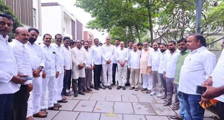 మాజీ మంత్రి హరీష్ రావును కలిసిన ఎమ్మెల్యే