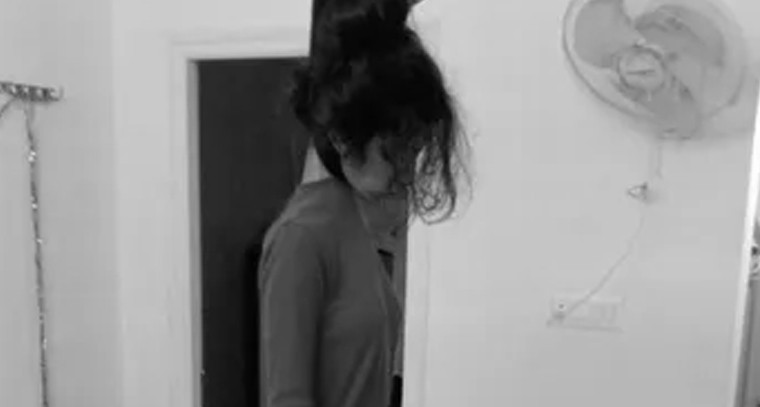 హాస్టల్ గదిలో విద్యార్థిని ఆత్మహత్య: కారణాలు అంతుచిక్కని రహస్యం