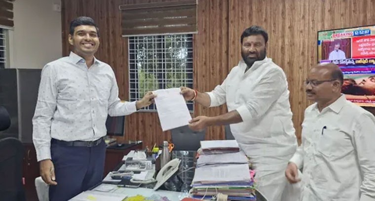 మేడ్చల్ కలెక్టర్ కు సమస్యలపై వినతి పత్రం