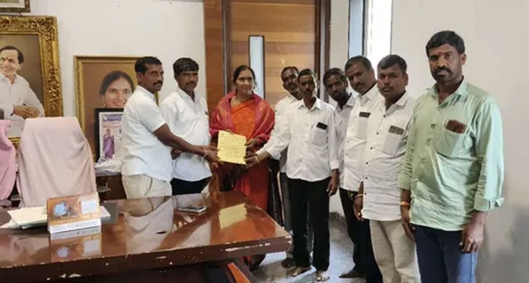 పార్వతి సిద్ధిరామేశ్వర స్వామి దేవాలయ దశమ వార్షికోత్సవానికి పద్మాదేవేందర్ రెడ్డికి ఆహ్వానం