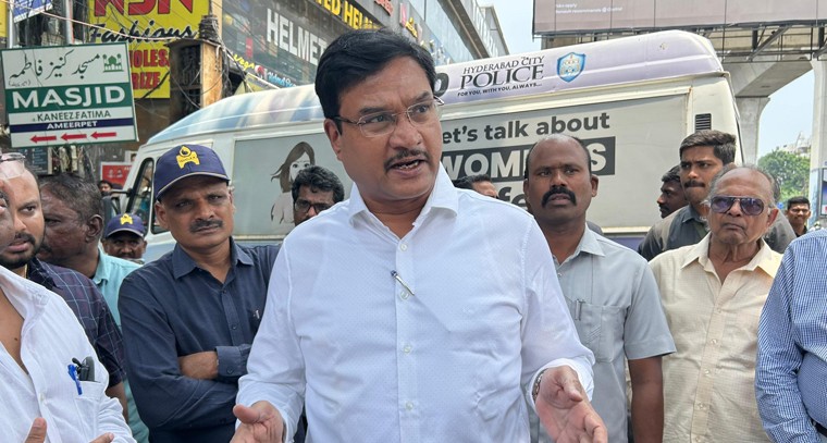 నీట మునిగిన ప్రాంతాలను పరిశీలించిన హైడ్రా కమిషనర్