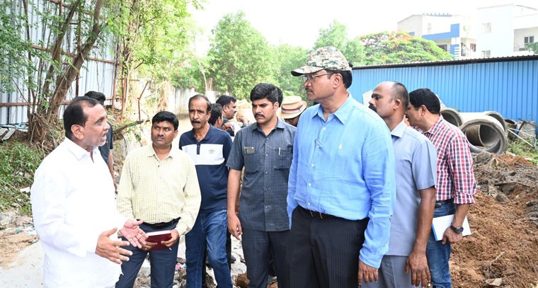 వరద ముప్పు ప్రాంతాలను సందర్శించిన హైడ్రా కమిషనర్