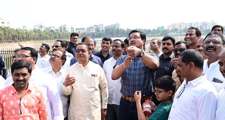 నల్లచెరువులో పతంగిని ఎగరేసిన హైడ్రా కమిషనర్