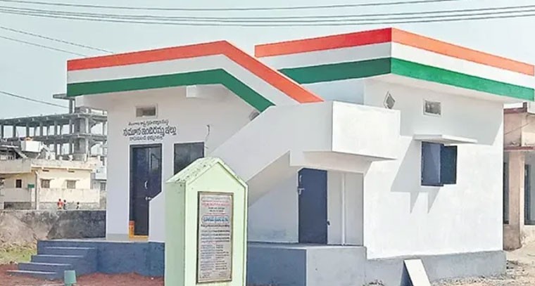 ఇందిరమ్మ ఇళ్లలో అవినీతికి పాల్పడితే కఠిన చర్యలు