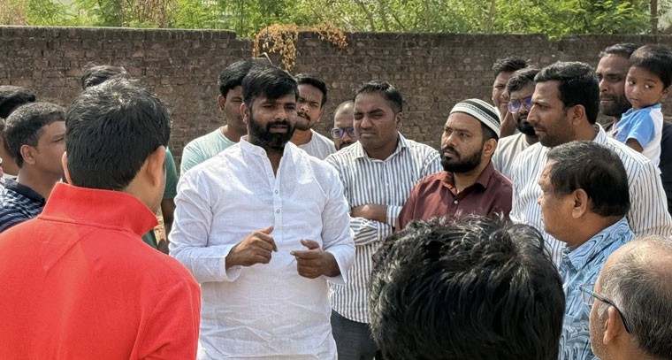 అమీన్‌పూర్ డివిజన్ పరిధిలోని కాలనీలలో ప్రజల సమస్యలను తెలుసుకున్న  ఐలాపూర్ మాణిక్ యాదవ్ 