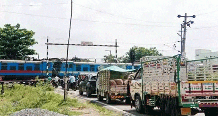  వాహనదారులకు రైల్వే గేటు కష్టాలు