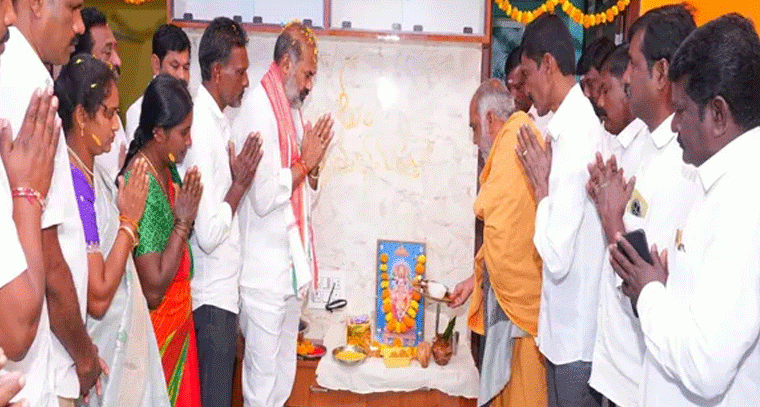 ఇందిరమ్మ ఇల్లు గృహప్రవేశానికి ముఖ్యఅతిథిగా ఎమ్మెల్యే