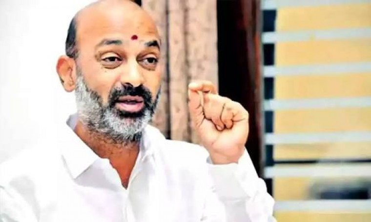 గంగాధర పాఠశాల ఘటనపై పూర్తి స్థాయి దర్యాప్తు జరపాలని పోలీసులకు ఆదేశించిన బండి సంజయ్