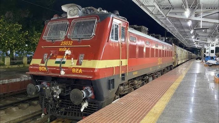 తెలంగాణలో కుండపోత వర్షాలతో రైల్వే సేవలకు అంతరాయం