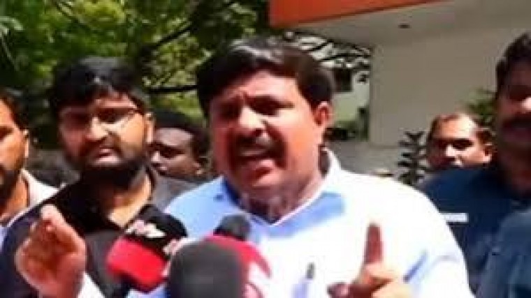 నిరసనకు రాళ్లు, రాడ్లు ఎందుకని ప్రశ్నించిన 'మహాన్యూస్' వంశీ