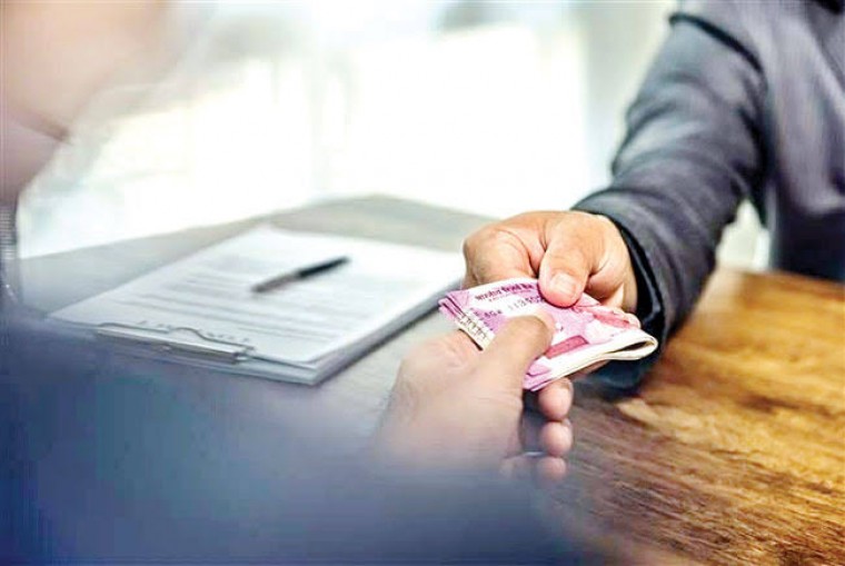 సుల్తానాబాద్‌లో లంచం తీసుకుంటూ ఇద్దరు మున్సిపల్ ఉద్యోగులు అరెస్ట్