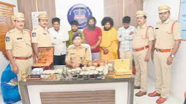 మోసాలకు పాల్పడుతున్న దొంగ బాబాల ముఠా సభ్యులను కరీంనగర్ పోలీసులు అరెస్టు చేశారు