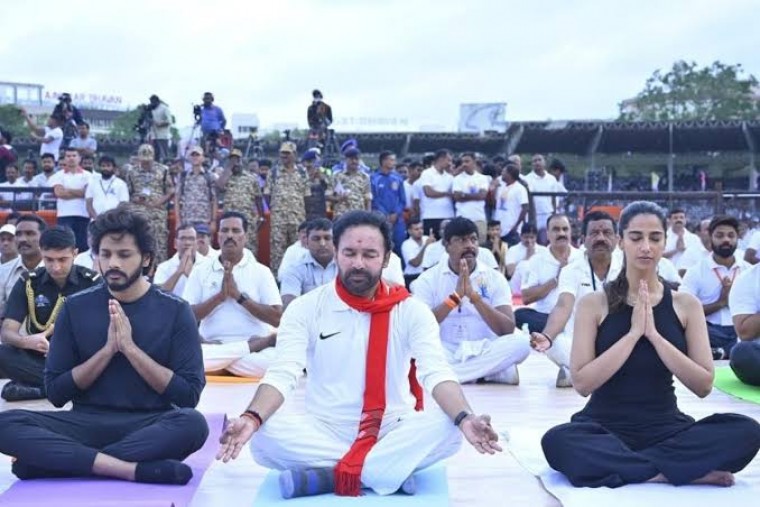 హైద‌రాబాద్‌ నగరంలోని ఎల్బీ స్టేడియం శుక్రవారం ఉదయం యోగా శోభతో నిండిపోయింది