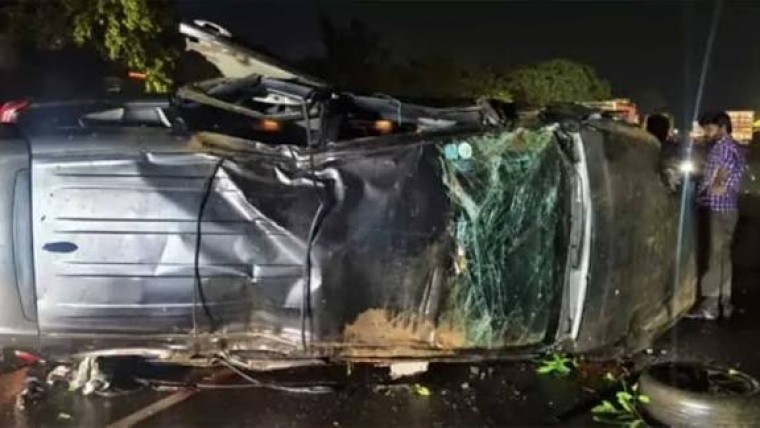 హైదరాబాద్ ఔటర్ రింగ్ రోడ్డుపై కారు బోల్తా ఇన్ఫోసిస్ ఉద్యోగిని మృతి