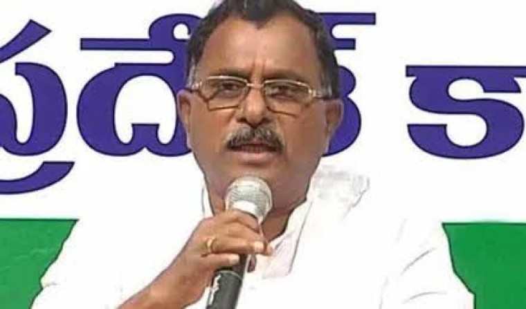 రోడ్డు సరిగ్గా లేకుంటేనో కాంగ్రెస్ పని చేయకపోవడం వల్లో ప్రమాదాలు జరగవని వ్యాఖ్య