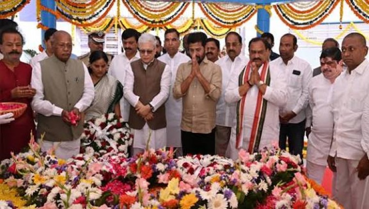 హైదరాబాద్‌లోని బాపూ ఘాట్‌లో నివాళులు హాజరైన గవర్నర్ జిష్ణు దేవ్‌ వర్మ, ముఖ్యమంత్రి రేవంత్ రెడ్డి