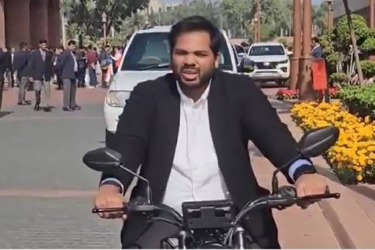 ప్రజల్లో అవగాహన పెంచేందుకు ఎలక్ట్రిక్‌ బైక్‌పై వచ్చిన గడ్డం వంశీ