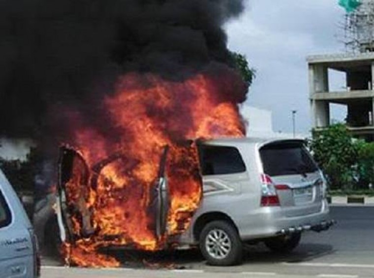 హైదరాబాద్-విజయవాడ హైవేపై తగలబడిన ఇన్నోవా కారు