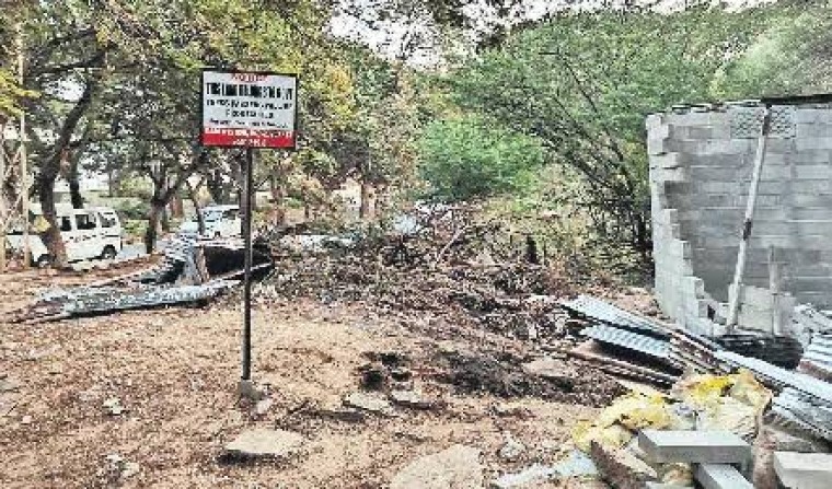 జూబ్లీహిల్స్‌లో కబ్జాకు గురైన విలువైన ప్రభుత్వ భూమిని హైడ్రా అధికారులు స్వాధీనం చేసుకున్నారు