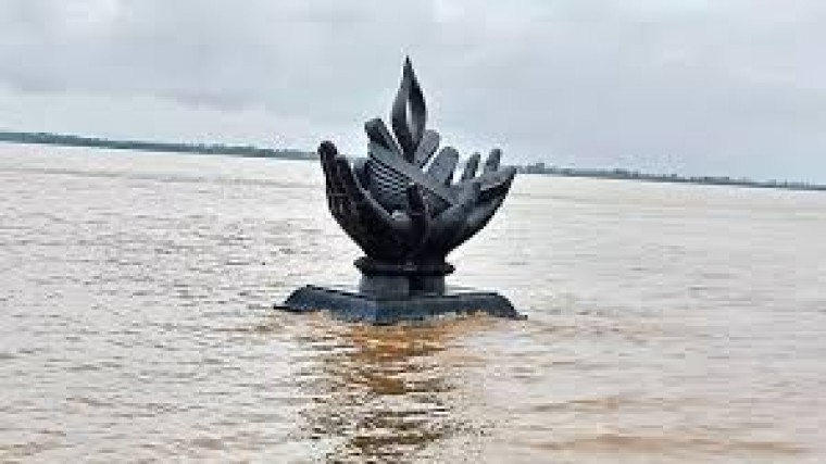 కొంతమేర నీట మునిగిన పుష్కర్ ఘాట్ మెట్ల వద్ద జ్ఞానదీపాలు